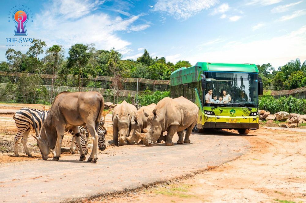 Vườn thú bán hoang dã với hàng ngàn cá thể động vật 